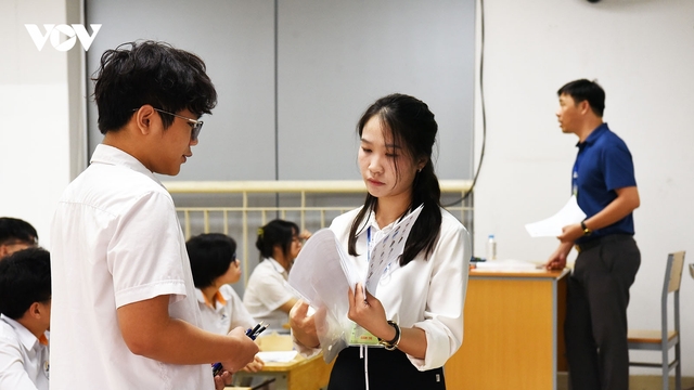 Bộ Nội vụ hướng dẫn giải quyết chế độ cho lãnh đạo, GV các trường sau sắp xếp