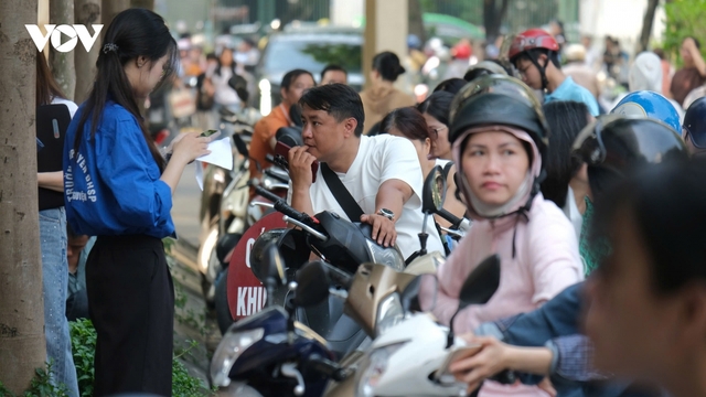 Con vào phòng thi chuyên Sư phạm, phụ huynh mỏi mắt ngóng theo