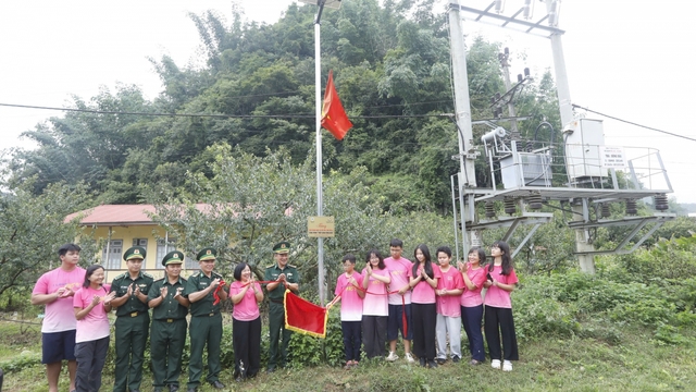 Khánh thành trường học và công trình thắp sáng vùng biên ở Sơn La