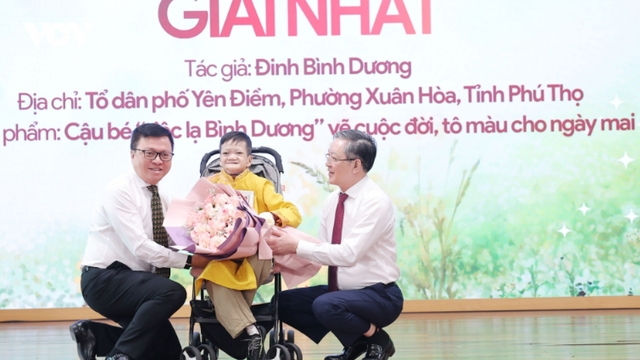 Từ nỗi đau rỉ máu đến những bức tranh toả sáng của cậu bé "độc lạ Bình Dương"