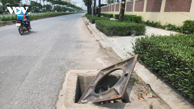 Nắp cống nhô cao trên đường Phạm Tu ở Hà Nội: Mối nguy rình rập người đi đường