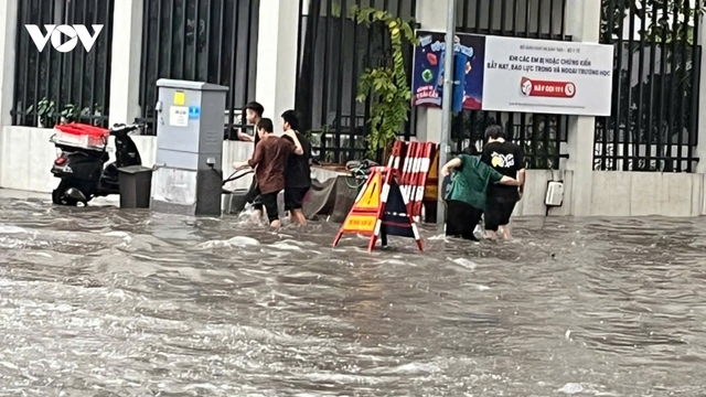 Mưa lớn, phố ngập khiến người dân vất vả di chuyển giờ tan tầm ở Hà Nội