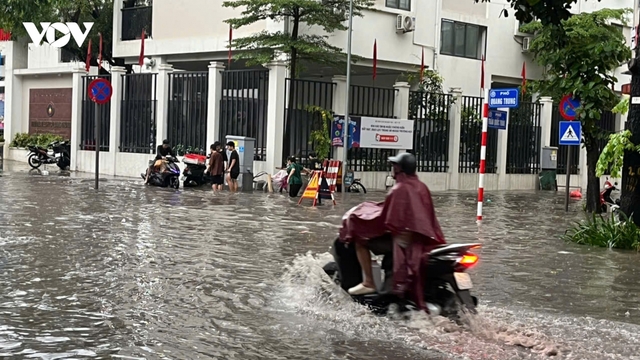 Mưa lớn trên diện rộng, nhiều tuyến phố Hà Nội ngập cục bộ, giao thông ùn tắc kéo dài