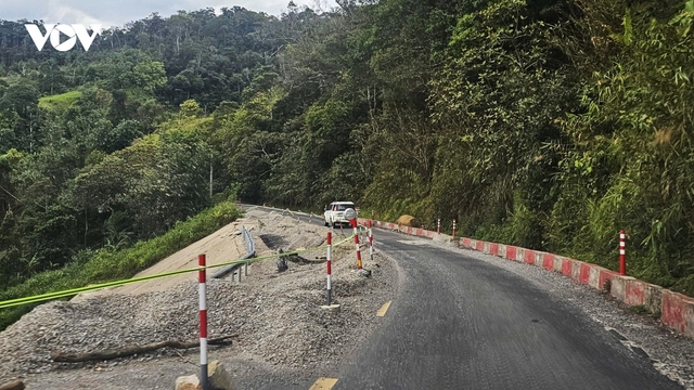 Điểm sụt lún trên Quốc lộ 24, Quảng Ngãi vẫn chưa được khắc phục dứt điểm