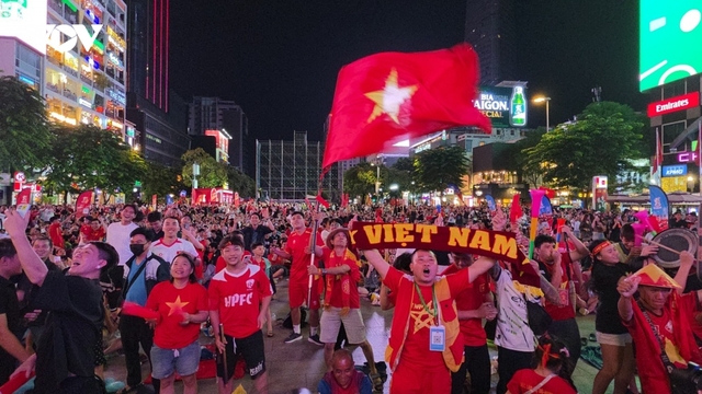 Cổ động viên TP.HCM từ lo lắng đến vỡ òa khi Việt Nam nhọc nhằn đánh bại Malaysia