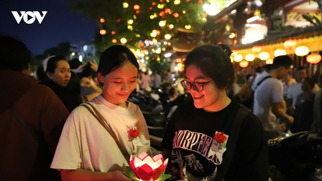 Người dân TP.HCM đến chùa cầu an, thả đèn hoa đăng đêm Vu Lan