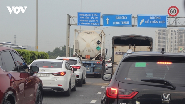 Dòng xe nối dài, nhích từng chút trên cao tốc TP.HCM - Long Thành - Dầu Giây