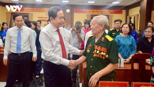 Chủ tịch Quốc hội: Giáo dục đảng viên trẻ noi theo các thế hệ đảng viên đi trước