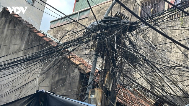Dây điện, cáp viễn thông chằng chịt chùng võng bủa vây ngõ phố Hà Nội, mất an toàn