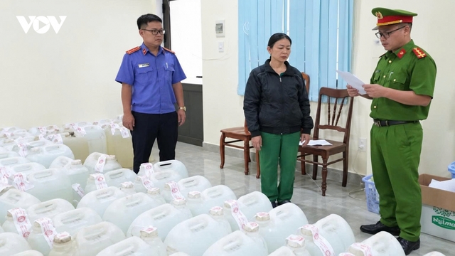 Quảng Ngãi: Khởi tố người phụ nữ pha cồn công nghiệp với nước lã làm rượu giả
