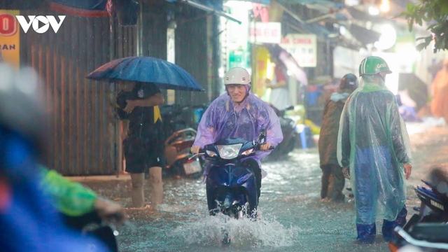 Hà Nội xuất hiện 8 điểm úng ngập sau trận mưa lớn tối 27/8