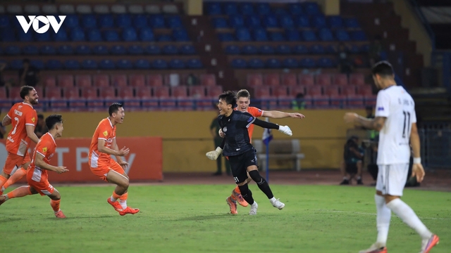 Thủ môn Bùi Tiến Dũng hóa "người hùng" giúp Đà Nẵng loại Hà Nội FC ở Cúp Quốc gia