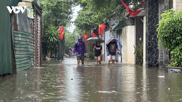 Mưa lớn từ đêm đến sáng, nhiều tuyến phố Hà Nội ngập, tắc