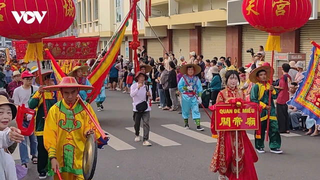 Hàng ngàn người tham gia Lễ hội Nghinh ông Quan Thánh Đế quân ở Phan Thiết