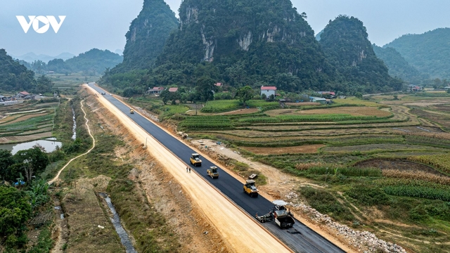 Công trường cao tốc Đồng Đăng - Trà Lĩnh mất an toàn khi người, xe tự ý đi vào