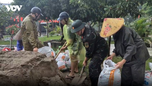 Nước sông Bùi ở Hà Nội lên cao, hàng trăm quân với dân đội mưa gia cố đê chống lũ