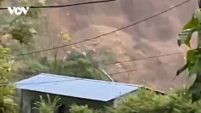 Khoảng 3.000m3 đất đá ầm ầm đổ xuống, chặn dòng khe Chà Hạ ở Nghệ An