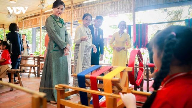 Phu nhân Tổng Bí thư, Chủ tịch nước Tô Lâm và Phu nhân Tổng thống Myanmar thăm làng lụa Vạn Phúc