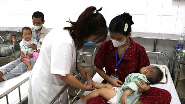 Bệnh giao mùa gia tăng, nhiều trẻ em ở Huế nhập viện