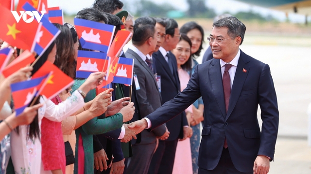 Thủ tướng đến Thủ đô Phnom Penh, bắt đầu chuyến thăm chính thức Vương quốc Campuchia