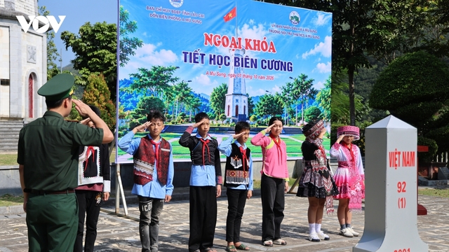 Tiết học biên cương đặc biệt dưới chân cột cờ Lũng Pô