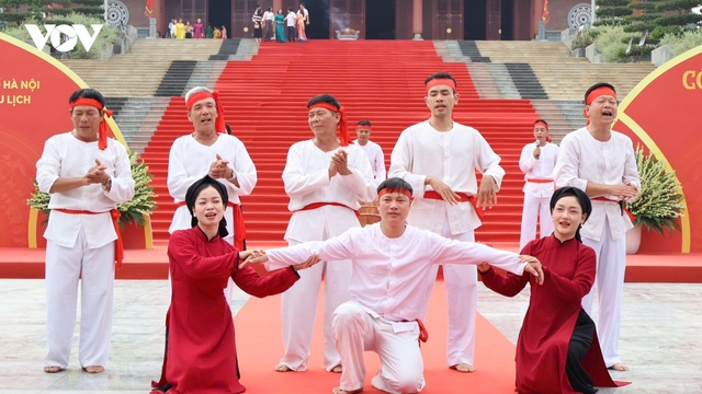 Du khách trải nghiệm loạt di sản, phong tục truyền thống tại Hà Nội
