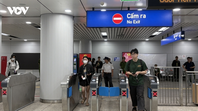 Người dân TP.HCM đi metro, xe buýt bằng ứng dụng VneID