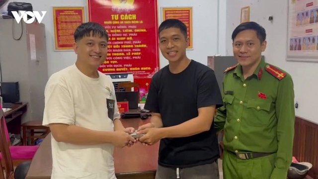 Công an Đà Nẵng hỗ trợ tìm kiếm, trả lại tài sản cho 2 người nước ngoài đánh rơi