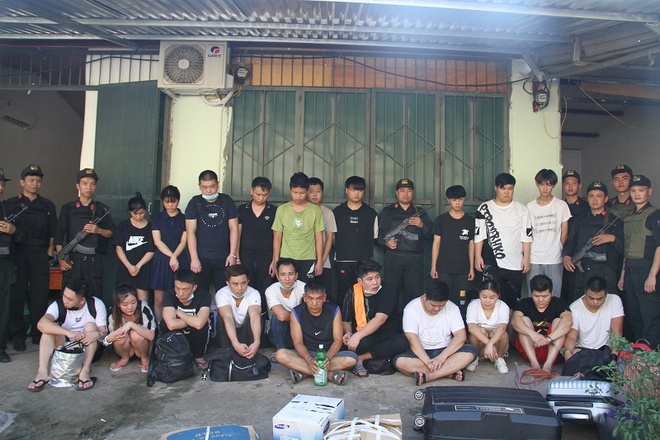 21 Chinese fugitives are detained residing in deserted houses in Lao Cai. (Photo: Lao Cai police)
