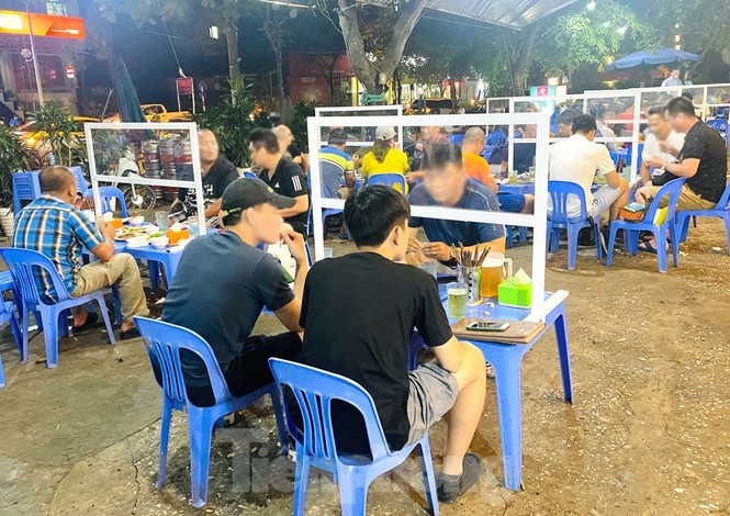 The administration of Hanoi has ordered all local restaurants and coffee shops to put social distancing regulations in place as part of COVID-19 prevention efforts.
