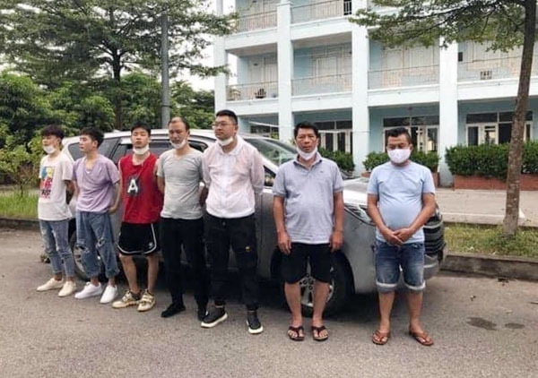 Chinese people who illegally entered Vietnam are detected by traffic police on Noi Bai - Lao Cai expressway. (Photo: Lao Cai newspaper)
