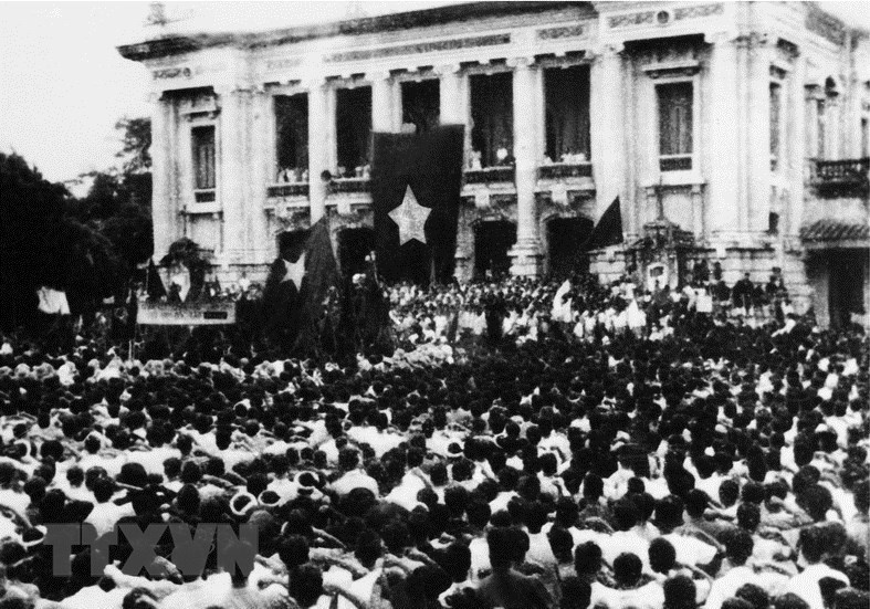 Tens of thousands of people of Hanoi and neighbouring provinces move to the square in front of the Hanoi Opera House to show the support for the general uprising to seize power from the Japanese fascists and their puppets, August 19, 1945 (Photo: VNA)