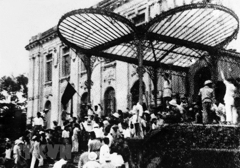Hanoians go on a march and occupy the Residential Palace of the Tonkin Governor, now the State Guest House, August 19, 1945 (Photo: VNA)