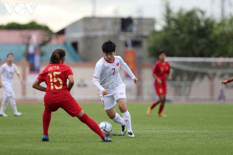 Talented Vietnamese female player Tuyet Dung (in white jersey)