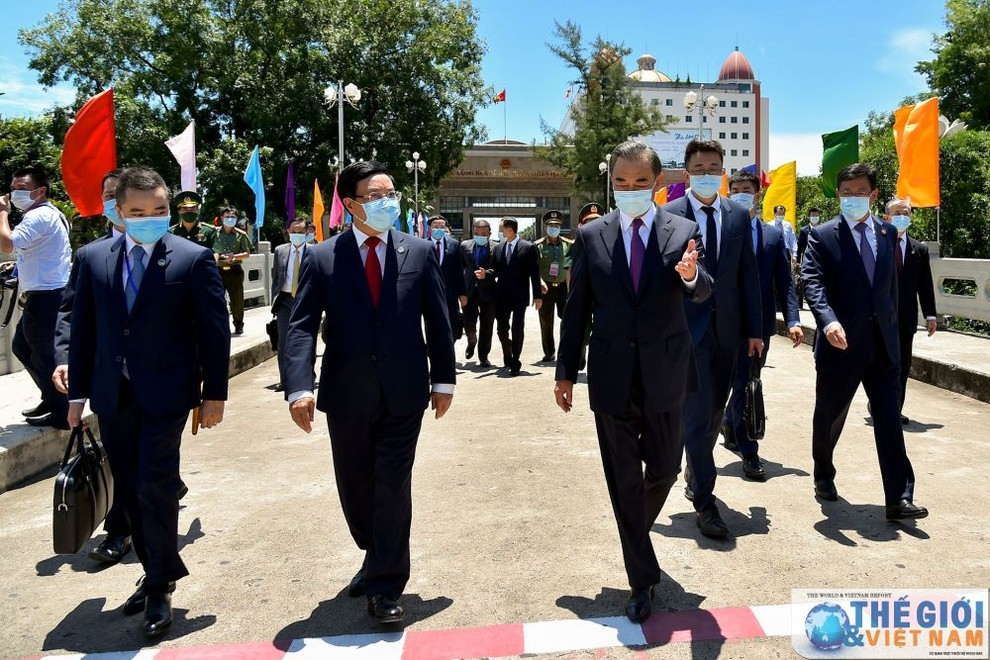 Chinese Foreign Minister Wang Yi welcomes Vietnamese Deputy Prime Minister and Foreign Minister Pham Binh Minh at the boundary line of Bac Luan I bridge.