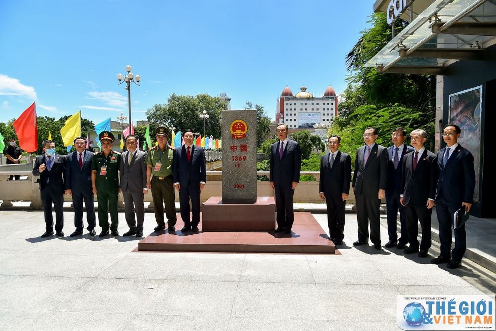 Chinese Foreign Minister Wang Yi and Deputy Prime Minister and Foreign Minister Pham Binh Minh visited the border landmark 1369 in China. Here FM Wang painted on the landmark in the presence of the Vietnamese diplomat.