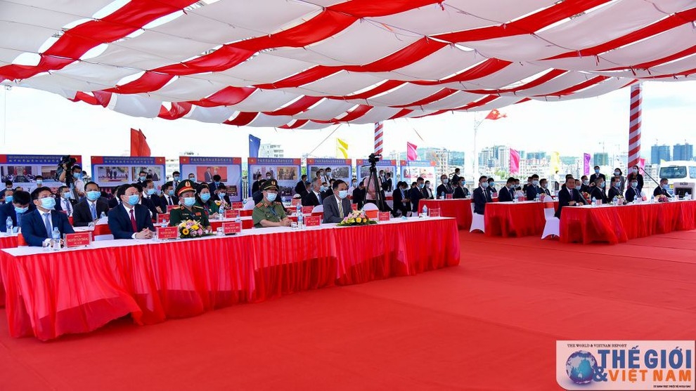 Vietnamese and Chinese delegates attend the cerebration.