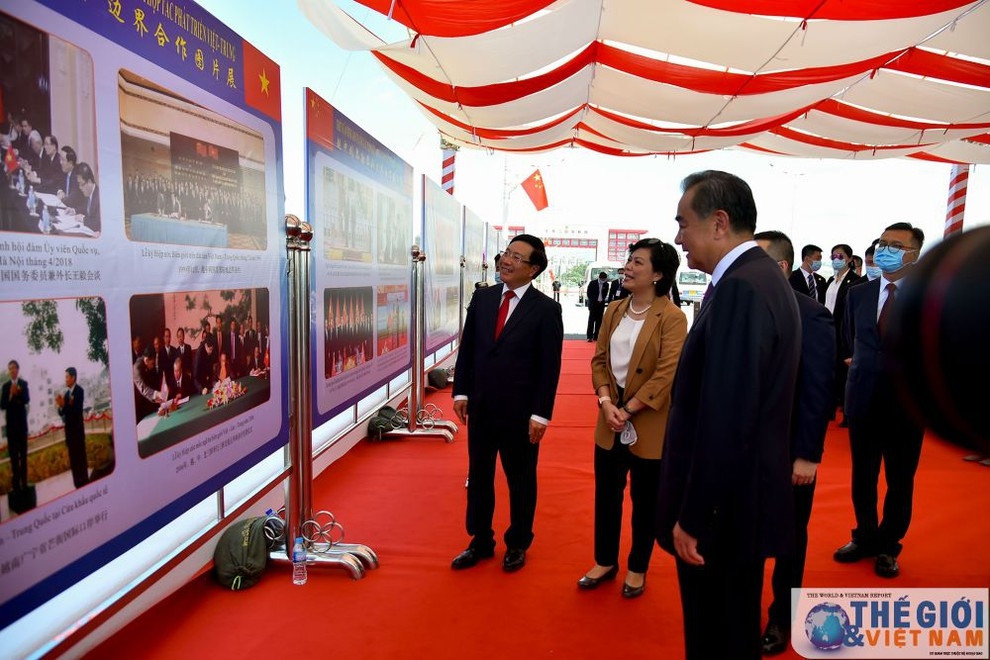 The two FMs make a tour of a photo exhibition highlighting the two countries’ land border delimitation and demarcation efforts.