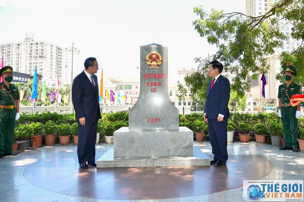 The two FMs visited the border landmark 1369 in Vietnam.