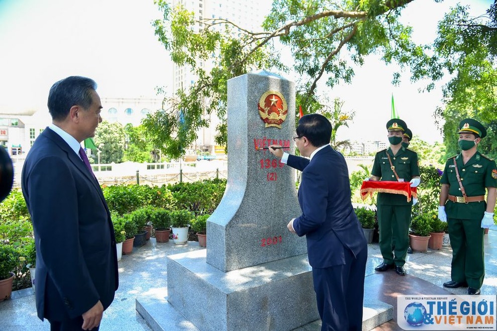 Deputy Prime Minister and Foreign Minister Pham Binh Minh painted on landmark 1369 in the presence of Chinese Foreign Minister Wang Yi.