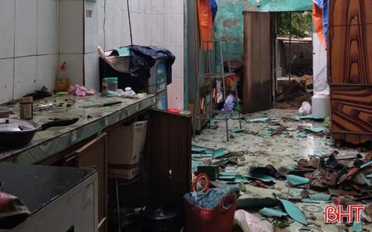 Due to the impact of storm Noul, a 20-minute tornado tore off the roofs of dozens of houses in Cuong Gian commune of Nghi Xuan district, Ha Tinh province