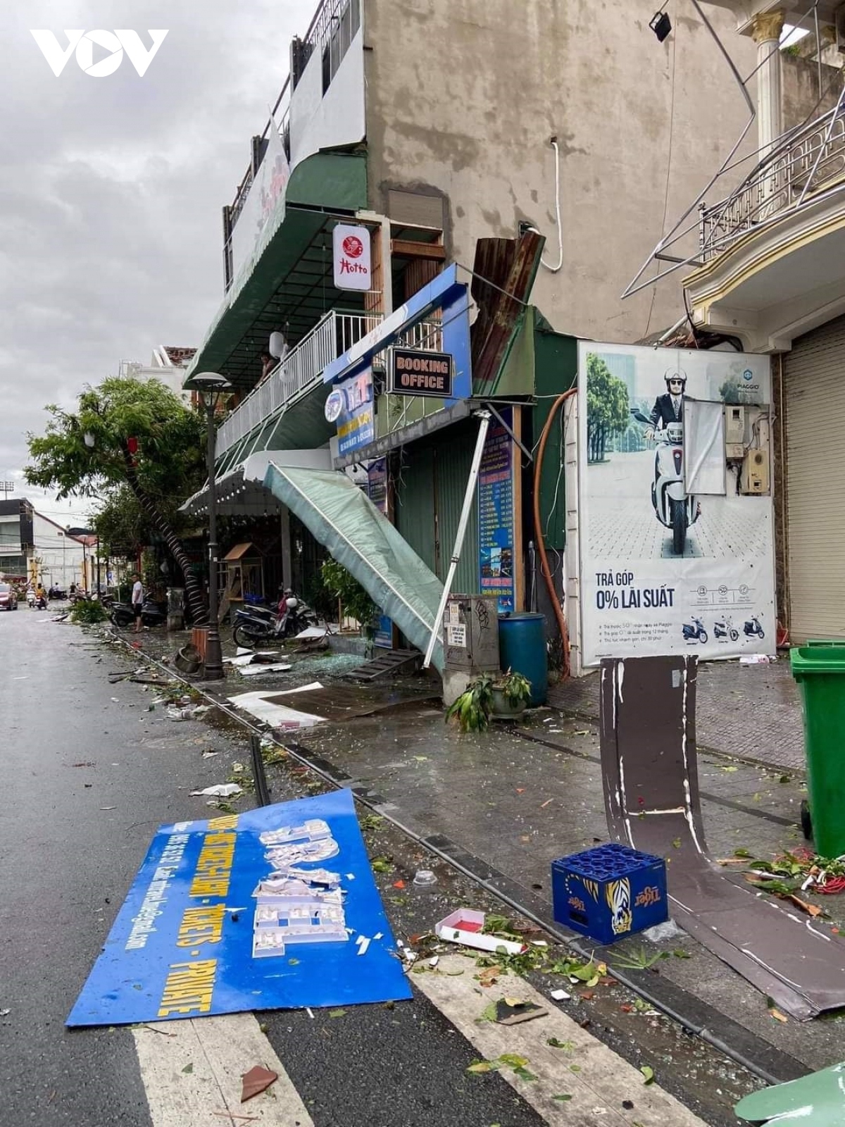 Strong gusts also blow up signposts of several shops in the region.