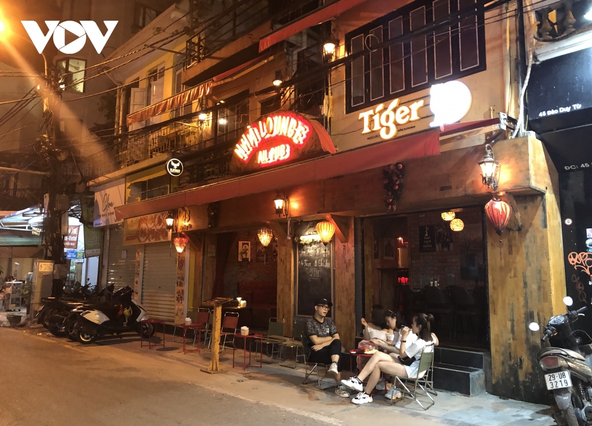 Streets in the Old Quarter, such as Ma May, Luong Van Can, and Dao Duy Tu, appear quite with very few foreigners enjoying the area’s bar scene.