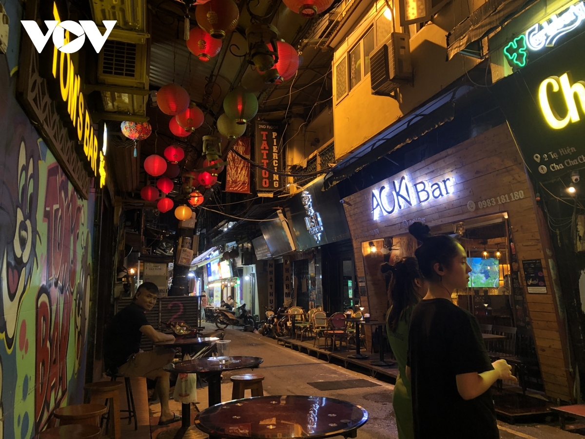 By 9:00 p.m. few customers can be found in the bars located around the centre of the capital.