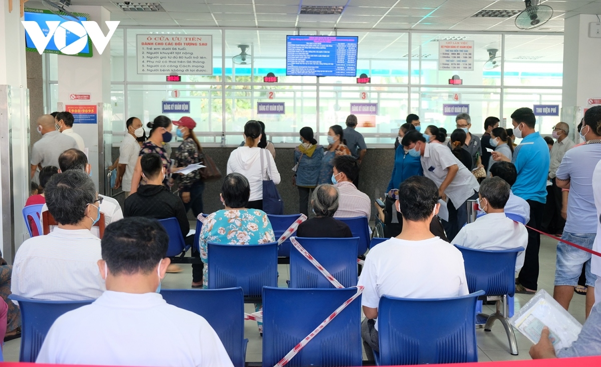 After being temporarily closed for nearly two months due to the COVID-19 fight, the Da Nang Hospital, which is linked to the COVID-19 outbreak that previously hit central region, has reopened to the public. When on site, all patients must ensure they maintain a one-metre distance to curb the potential spread of the SARS-CoV-2 virus.