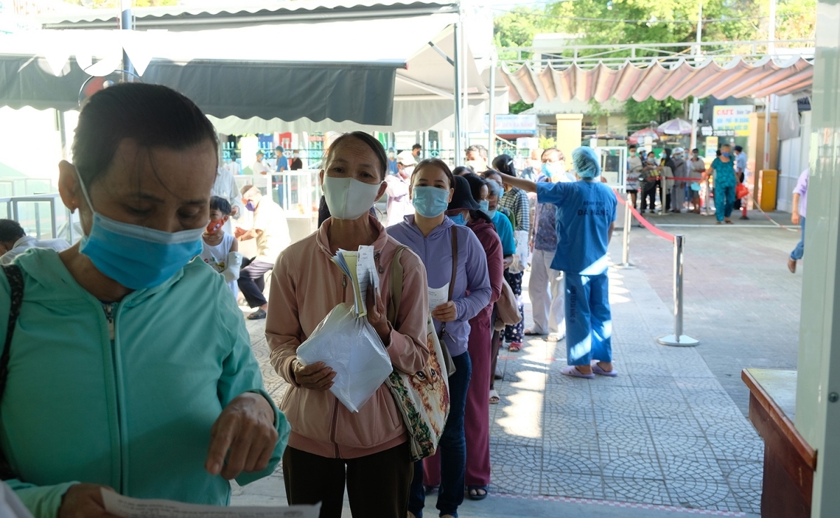 Residents queue for a long line in order to receive medical treatment.