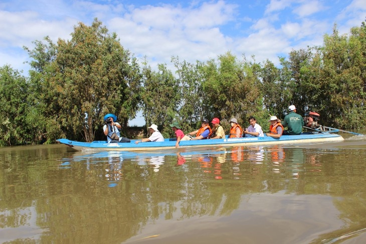 VOV’s reporters make a fact-finding tour of An Giang province during the flood season in 2018. (Photo: VOV)