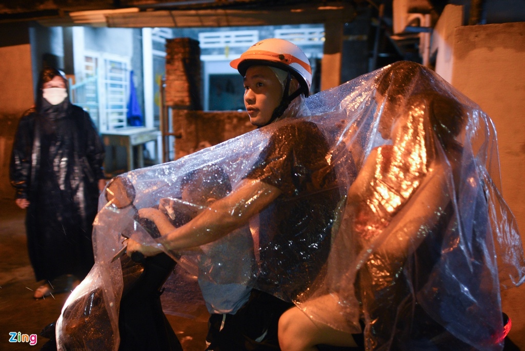 Local residents living in coastal and lowlying areas scrambled to move to a higher ground as powerful storm Noul is approaching. (Photo:zingnews.vn)