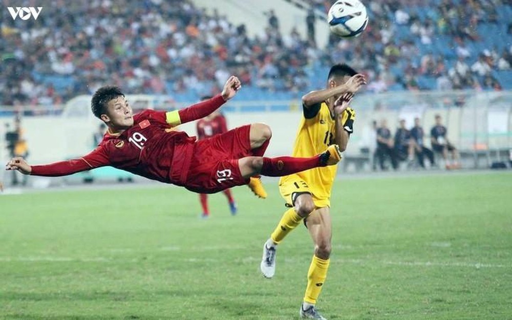 Midfield maestro Nguyen Quang Hai (in red jersey) wins the 2019 Silver Ball Award