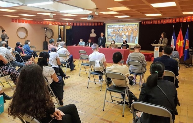 The meeting between the Vietnamese Embassy in France and young Vietnamese expatriates on September 19
